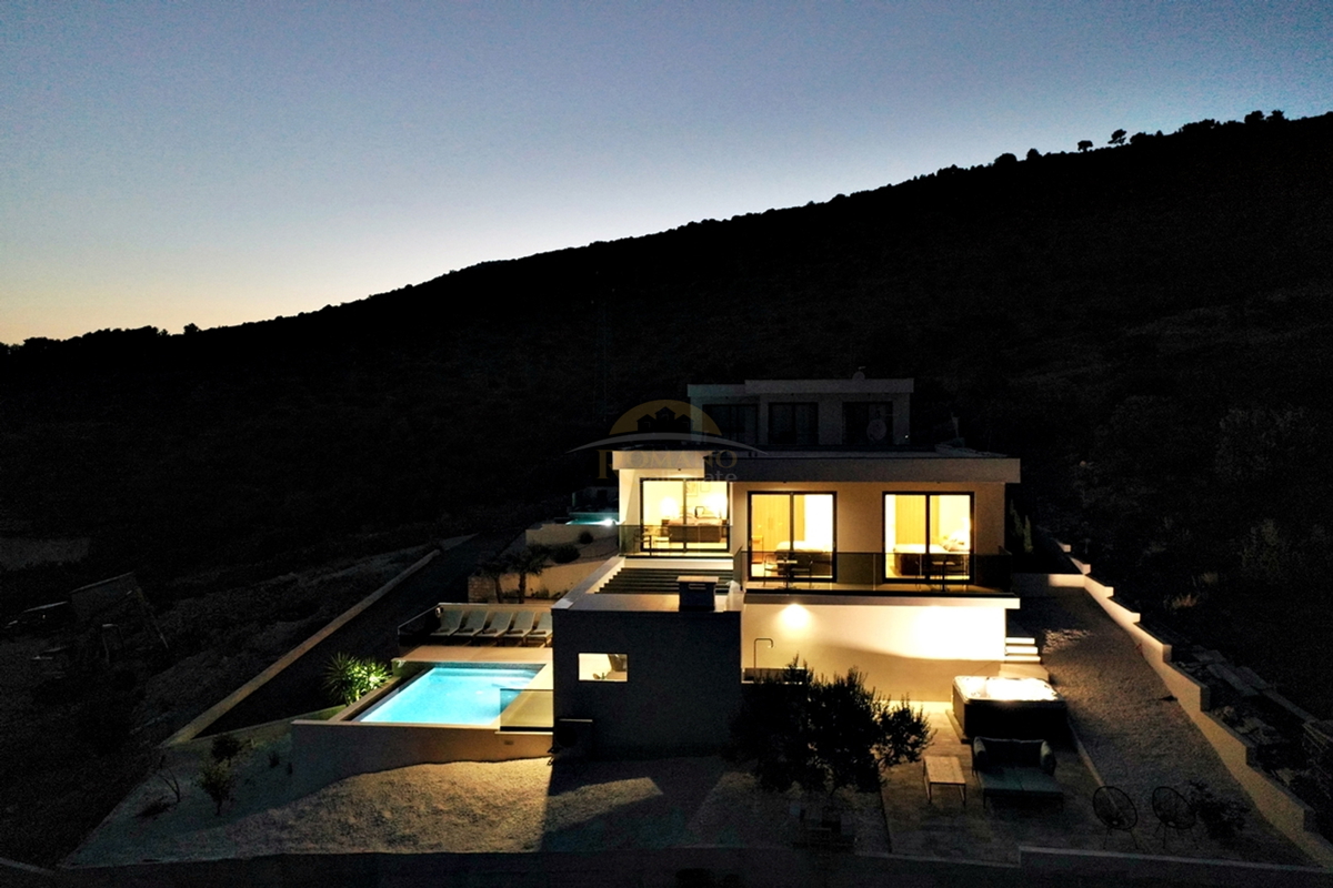Villa esclusiva a Seget Gornji in un ambiente tranquillo e silenzioso con una splendida vista panoramica